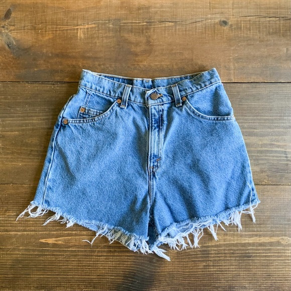 SOLD - vintage levi’s high-rise 920 denim cutoff shorts, size 6, orange tab. - Picture 4 of 4